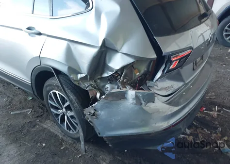 2020 Volkswagen Tiguan 2.0T Se/2.0T Se R-Line Black/2.0T Sel z USA, uszkodzony, nr VIN 3VV3B7AX6LM102353